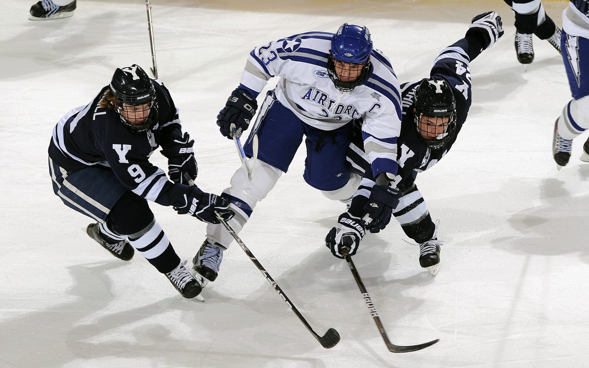 国家滑雪协会发布雪季运动员装备建议参考，滑雪运动员的服装是什么样的